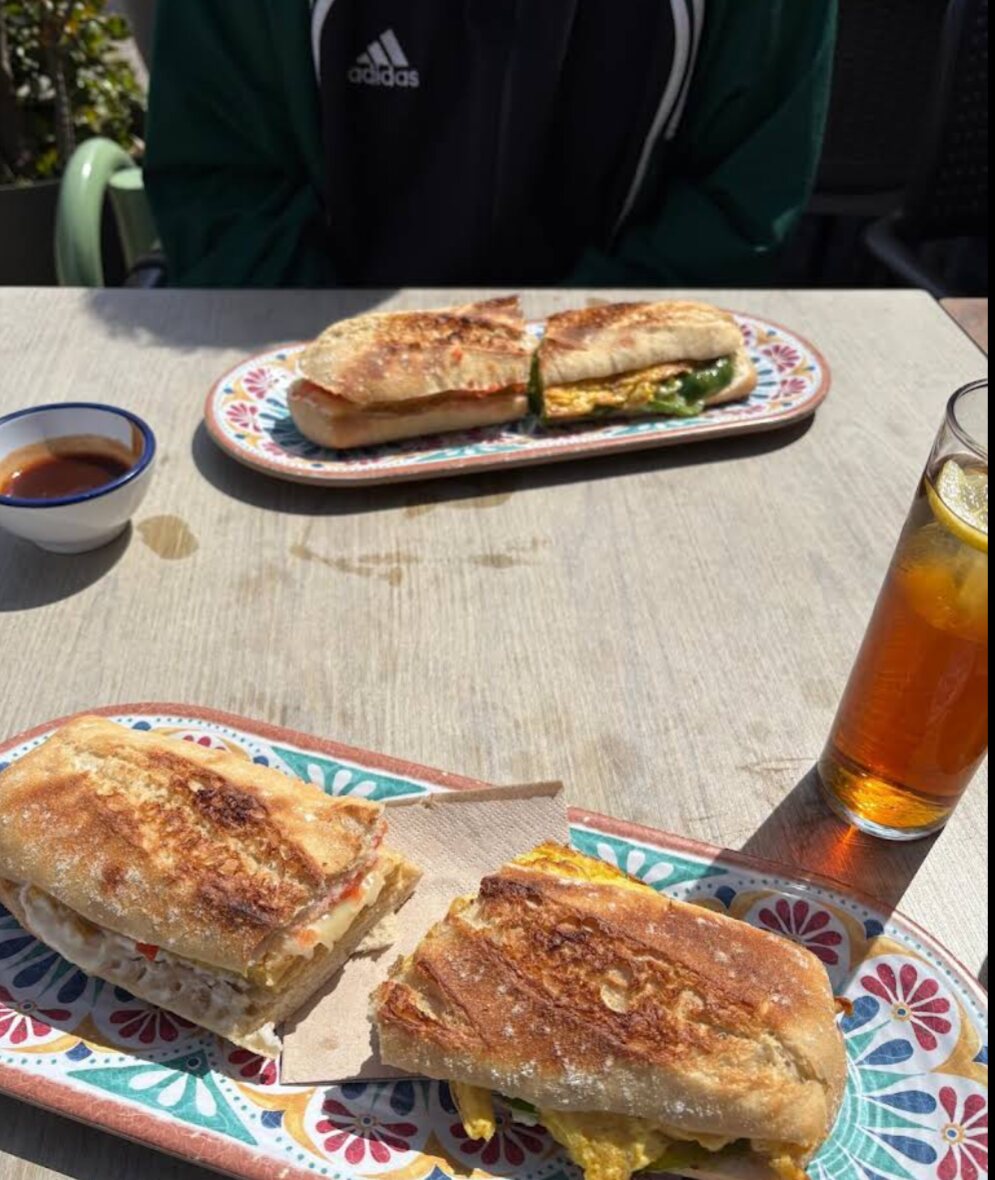 Bocadillo Leonor con salmón ahumado y aguacate