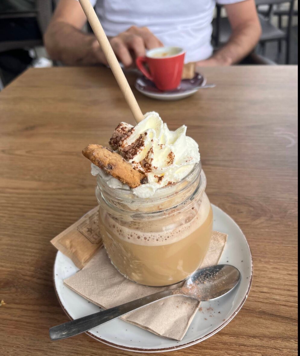 Batido de helado con nata y galleta